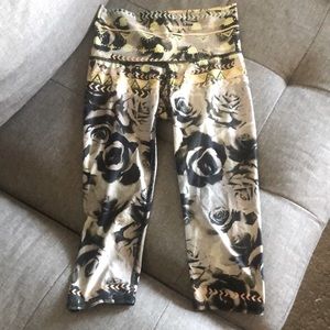 Teeki rose print Capri leggings